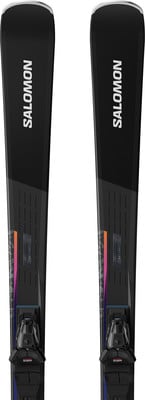Schwarze Salomon-Ski mit Bindung, mit buntem Streifenmuster. Schwarze Salomon-Ski mit Bindung, mit buntem Streifenmuster.