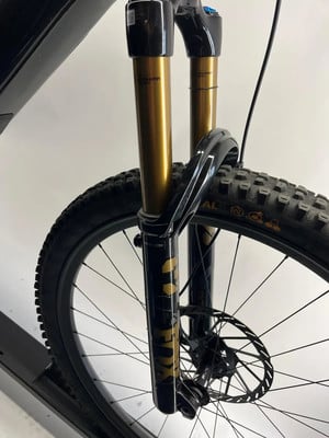 Detail der vorderen Federgabel eines Mountainbikes mit Scheibenbremse. Detail der vorderen Federgabel eines Mountainbikes mit Scheibenbremse.