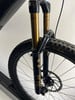 Detail der vorderen Federgabel eines Mountainbikes mit Scheibenbremse.