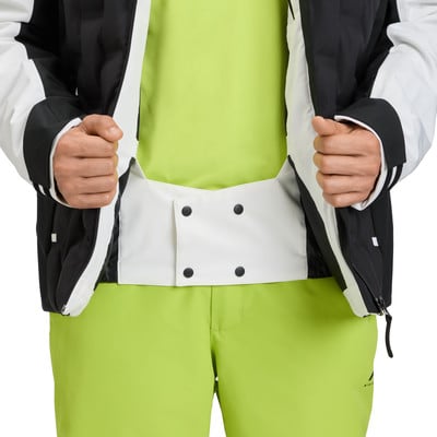 Ein Mann öffnet eine schwarze Jacke mit weißen Streifen und hält sie mit seinen Händen. Ein Mann öffnet eine schwarze Jacke mit weißen Streifen und hält sie mit seinen Händen.