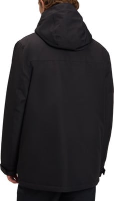 Rückansicht eines Mannes in einer schwarzen Kapuzenjacke. Rückansicht eines Mannes in einer schwarzen Kapuzenjacke.
