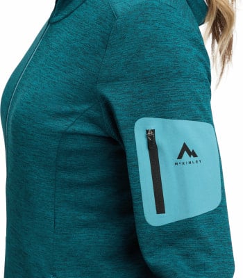 Grüne Jacke mit blauer Tasche und McKinley-Logo am Ärmel. Grüne Jacke mit blauer Tasche und McKinley-Logo am Ärmel.