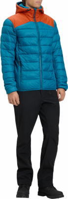 Mann in einer Daunenjacke mit orange-blauem Einsatz und schwarzer Hose. Mann in einer Daunenjacke mit orange-blauem Einsatz und schwarzer Hose.
