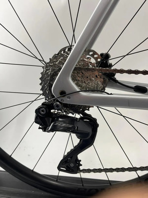 Shimano 105 Schaltwerk an einem Rennrad mit Kassette. Shimano 105 Schaltwerk an einem Rennrad mit Kassette.