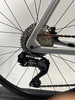 Shimano 105 Schaltwerk an einem Rennrad mit Kassette.