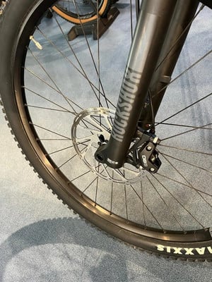 Detail eines Mountainbike-Vorderrads mit Scheibenbremse und RockShox-Federung. Detail eines Mountainbike-Vorderrads mit Scheibenbremse und RockShox-Federung.