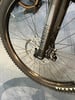 Detail eines Mountainbike-Vorderrads mit Scheibenbremse und RockShox-Federung.