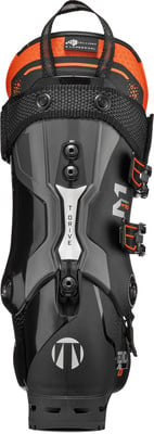 Schwarzer Skischuh mit orangefarbenen Akzenten und T-Logo. Schwarzer Skischuh mit orangefarbenen Akzenten und T-Logo.