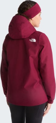 Frau in dunkelroter The North Face Jacke mit Kapuze und Stirnband. Frau in dunkelroter The North Face Jacke mit Kapuze und Stirnband.