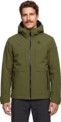 Ein Mann in einer grünen Winterjacke mit Kapuze und schwarzer Hose. Ein Mann in einer grünen Winterjacke mit Kapuze und schwarzer Hose.