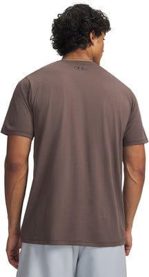 Ein Mann in einem braunen T-Shirt mit Under Armour-Logo auf dem Rücken. Ein Mann in einem braunen T-Shirt mit Under Armour-Logo auf dem Rücken.