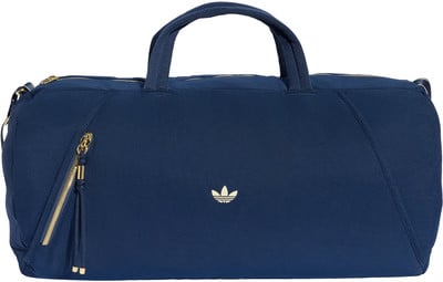 Dunkelblaue Adidas-Tasche mit Trefoil-Logo und goldenen Reißverschlüssen. Dunkelblaue Adidas-Tasche mit Trefoil-Logo und goldenen Reißverschlüssen.