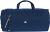 Dunkelblaue Adidas-Tasche mit Trefoil-Logo und goldenen Reißverschlüssen.