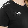 Schwarzes T-Shirt mit weißem JAKO-Logo auf Brust und Schulter.