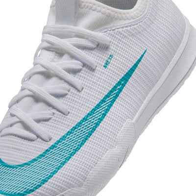 Detail bílé fotbalové boty Nike s tyrkysovým logem a nápisem NIKESKIN.