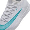 Detail bílé fotbalové boty Nike s tyrkysovým logem a nápisem NIKESKIN.