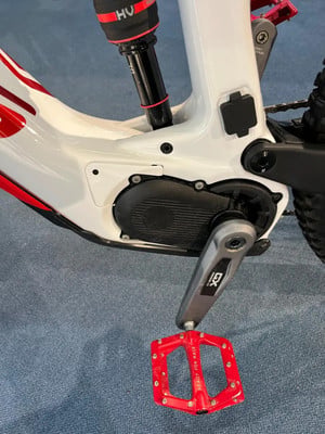 Detail eines weißen E-Bikes mit roten Akzenten und Dämpfer. Detail eines weißen E-Bikes mit roten Akzenten und Dämpfer.