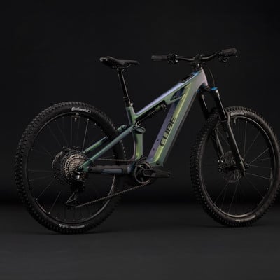 Ein Cube Fullys E-Bike mit schillerndem Rahmen und schwarzen Rädern.
