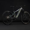 Ein Cube Fullys E-Bike mit schillerndem Rahmen und schwarzen Rädern.