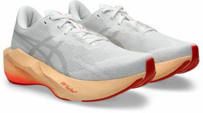 Weiße Laufschuhe mit orangefarbener Sohle und FF Turbo-Logo Weiße Laufschuhe mit orangefarbener Sohle und FF Turbo-Logo