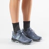 Damen-Wanderschuhe von Salomon in Blau mit schwarzen Socken auf weißem Hintergrund.