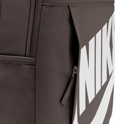 Detail eines Nike Rucksacks mit Logo und Reißverschluss. Detail eines Nike Rucksacks mit Logo und Reißverschluss.