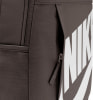 Detail eines Nike Rucksacks mit Logo und Reißverschluss.