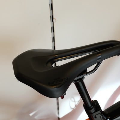 Schwarze Fahrradsattelstütze mit Selle San Marco Logo. Schwarze Fahrradsattelstütze mit Selle San Marco Logo.