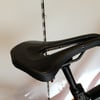 Schwarze Fahrradsattelstütze mit Selle San Marco Logo.