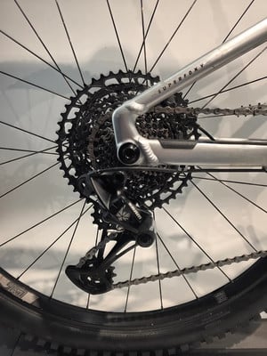 Rückseite eines Mountainbikes mit Schaltwerk und Kassette. Rückseite eines Mountainbikes mit Schaltwerk und Kassette.