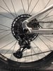 Rückseite eines Mountainbikes mit Schaltwerk und Kassette.