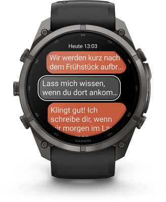 Eine Smartwatch zeigt drei Nachrichten auf Deutsch an. Eine Smartwatch zeigt drei Nachrichten auf Deutsch an.