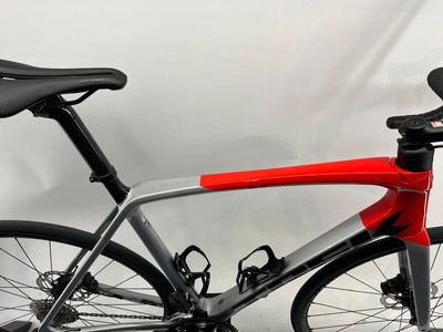 Silber-rotes Rennrad mit schwarzem Sattel und Lenker. Silber-rotes Rennrad mit schwarzem Sattel und Lenker.