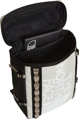 Rucksack mit offenem Hauptfach und Laptopfach innen. Rucksack mit offenem Hauptfach und Laptopfach innen.
