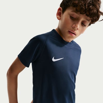 Junge in einem dunkelblauen T-Shirt mit Nike-Logo. Junge in einem dunkelblauen T-Shirt mit Nike-Logo.
