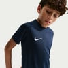 Junge in einem dunkelblauen T-Shirt mit Nike-Logo.