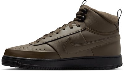 Braune Herren-High-Top-Schuhe von Nike mit schwarzer Sohle und Schnürsenkeln. Braune Herren-High-Top-Schuhe von Nike mit schwarzer Sohle und Schnürsenkeln.