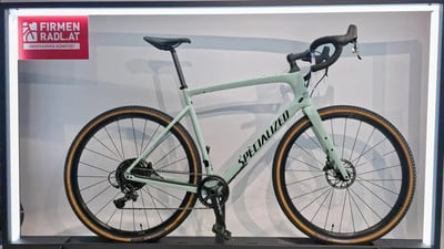 Ein hellgrünes Specialized Gravelbike mit braunen Reifen. Ein hellgrünes Specialized Gravelbike mit braunen Reifen.