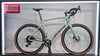 Ein hellgrünes Specialized Gravelbike mit braunen Reifen.