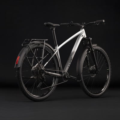 Silbernes Mountainbike mit Schutzblechen und Gepäckträger vor schwarzem Hintergrund. Silbernes Mountainbike mit Schutzblechen und Gepäckträger vor schwarzem Hintergrund.