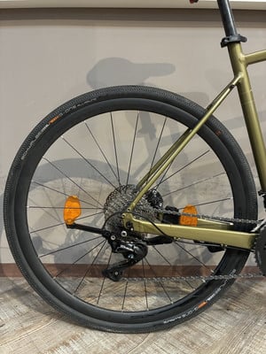 Hinterrad eines Fahrrads mit Schwalbe G-One Allround Reifen und Shimano Schaltwerk. Hinterrad eines Fahrrads mit Schwalbe G-One Allround Reifen und Shimano Schaltwerk.