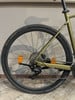 Hinterrad eines Fahrrads mit Schwalbe G-One Allround Reifen und Shimano Schaltwerk.