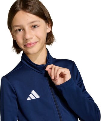 Junge in einer dunkelblauen Jacke mit Adidas-Logo.