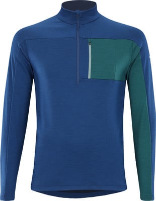 Blaues Herren-Langarmshirt mit dunkelgrüner Tasche. Blaues Herren-Langarmshirt mit dunkelgrüner Tasche.