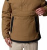 Egy kabát részlete, nagy zsebbel és tépőzárral.