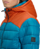 Blaue Daunenjacke mit oranger Kapuze und McKinley-Logo auf dem Ärmel.