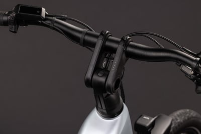 Detail eines E-Bike-Lenkers mit Display und verstellbarem Vorbau. Detail eines E-Bike-Lenkers mit Display und verstellbarem Vorbau.