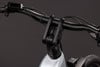 Detail eines E-Bike-Lenkers mit Display und verstellbarem Vorbau.