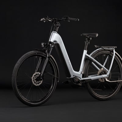 Ein silbernes E-Bike mit schwarzen Akzenten auf schwarzem Hintergrund. Ein silbernes E-Bike mit schwarzen Akzenten auf schwarzem Hintergrund.