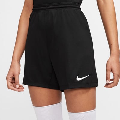 Schwarze Nike Shorts mit weißem Logo und weißen Socken. Schwarze Nike Shorts mit weißem Logo und weißen Socken.